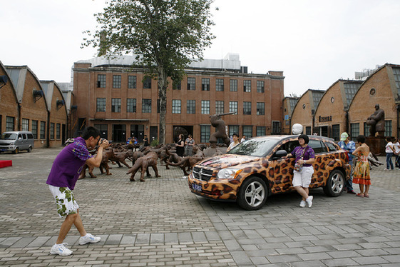上海热线汽车频道-- 街拍猎艳大片!道奇酷搏猎