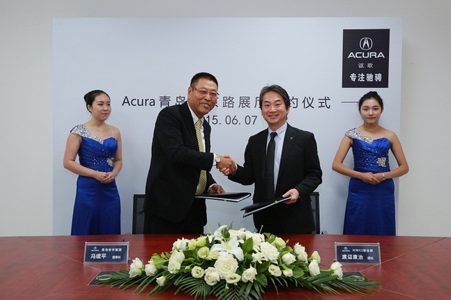 acura(讴歌)事业部部长渡边康治与青岛安华集团董事长冯建平签署协议