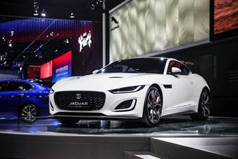 说明: 图片包含 室内, 汽车, 建筑, 桌子 描述已自动生成