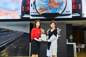 说明: 图片包含 人, 室内, 男人, 站 描述已自动生成