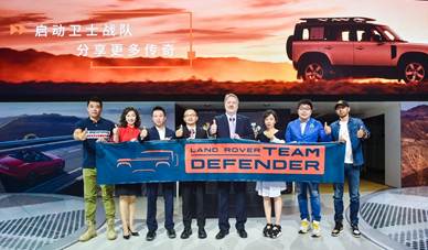 说明: 图片包含 男人, 前, 桌子, 人们 描述已自动生成