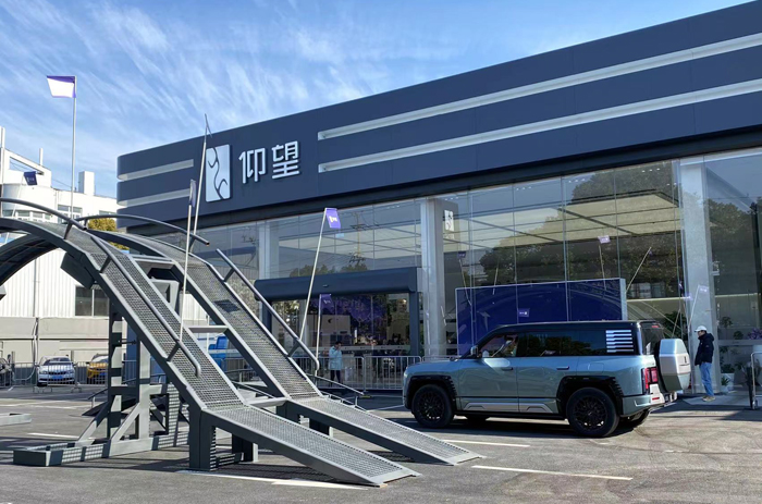 仰望中心店在沪开业与用户共建中国高端汽车新坐标