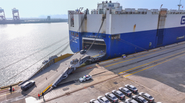 出口车辆驶入滚装船