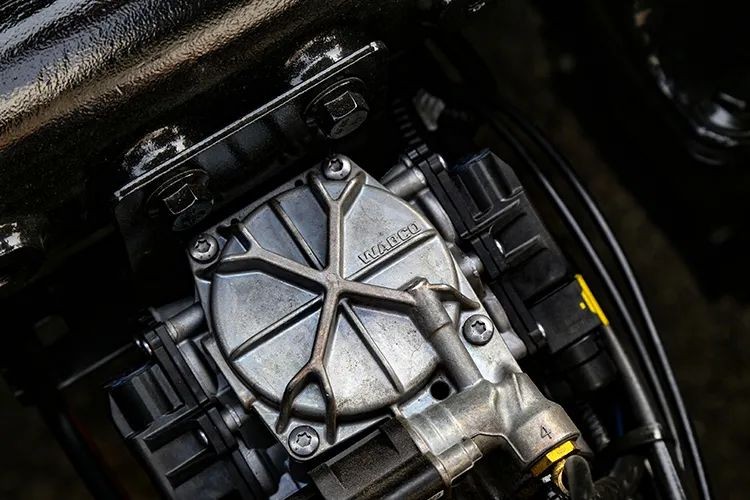 解放青汽JH6 8×4 随车起重运输车,吊装一体,赚钱轻而易举