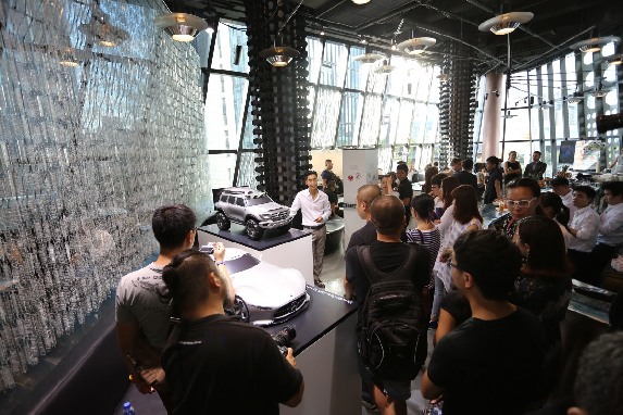 奔驰设计师hubert lee先生向现场来宾讲解奔驰先锋的设计理念