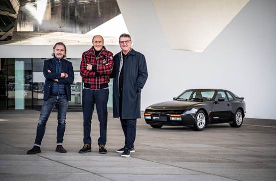 说明: 男人和女人站在路中间  中度可信度描述已自动生成