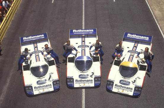 说明: 桌子上放满了不同类型的零件  中度可信度描述已自动生成