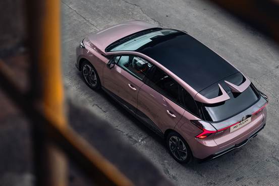 粉色的汽车  中度可信度描述已自动生成