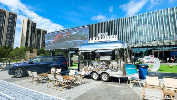 城市街道与高楼大厦的卡车 描述已自动生成