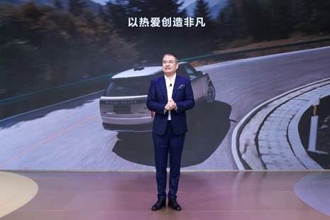 穿西装打领带的人走在路上  中度可信度描述已自动生成