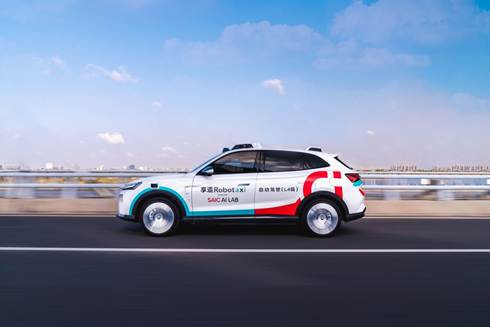 跑道上的赛车  描述已自动生成