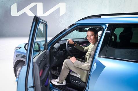(Image 2) Kia presents Rafael Nadal with EV9 GT-line in Ocean Blue Matte