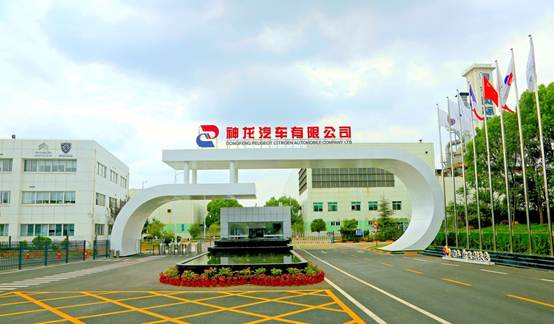 街道边的公路  描述已自动生成