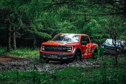 图片9：全新一代福特F-150猛禽通过林间泥泞路段