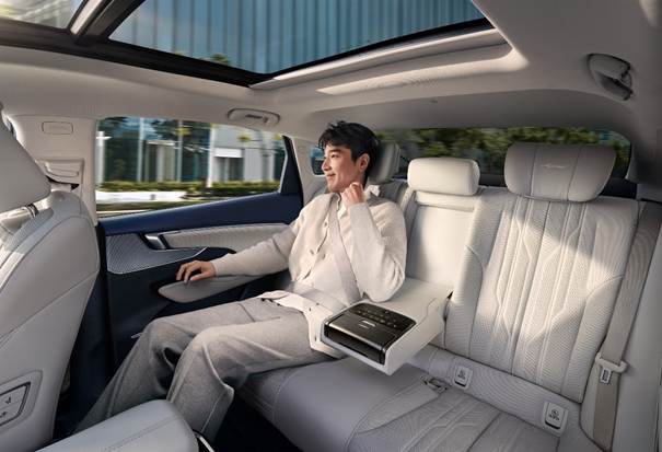 汽车座位上的人  AI 生成的内容可能不正确。