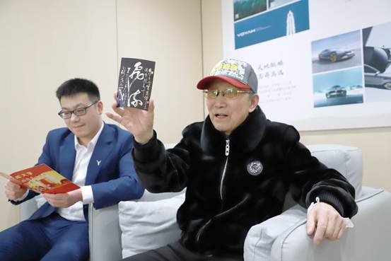 戴帽子的人在吃东西  AI 生成的内容可能不正确。