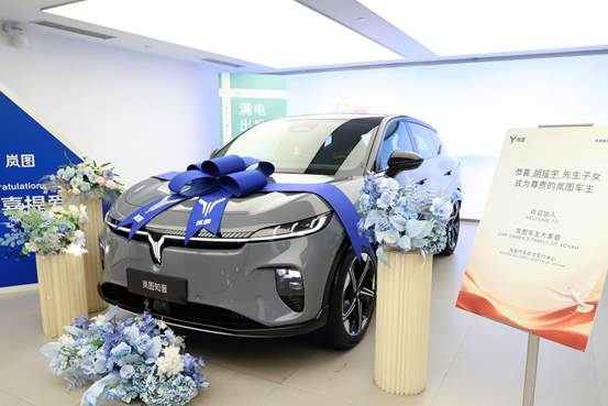桌子上放满了不同类型的汽车  AI 生成的内容可能不正确。