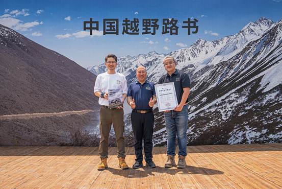 雪山前合影的人们  描述已自动生成
