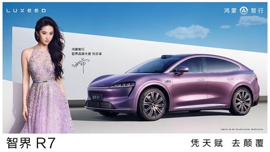 穿白色衣服的人在汽车旁  AI 生成的内容可能不正确。