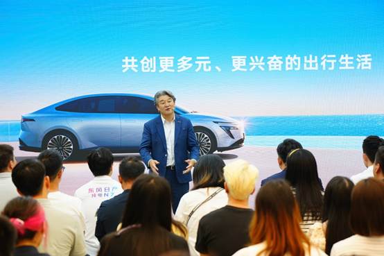 一群人站在车旁  AI 生成的内容可能不正确。
