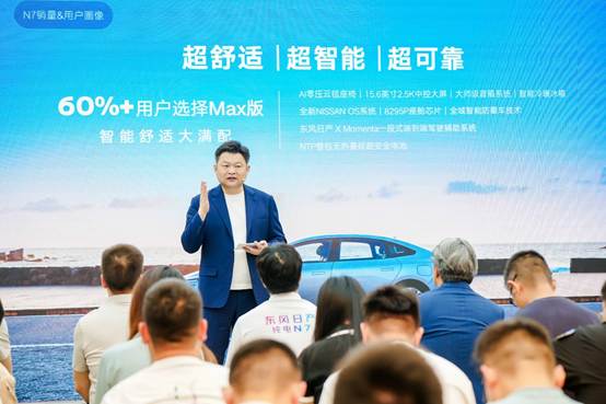 人们在看台上的人在讲话  AI 生成的内容可能不正确。