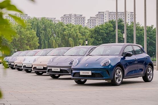 路上有辆蓝色的汽车  AI 生成的内容可能不正确。