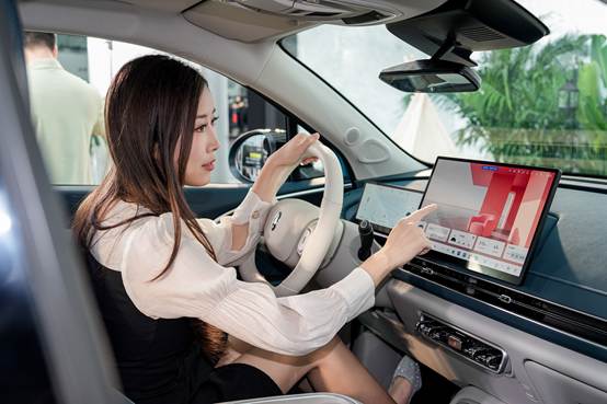 人在汽车旁  AI 生成的内容可能不正确。