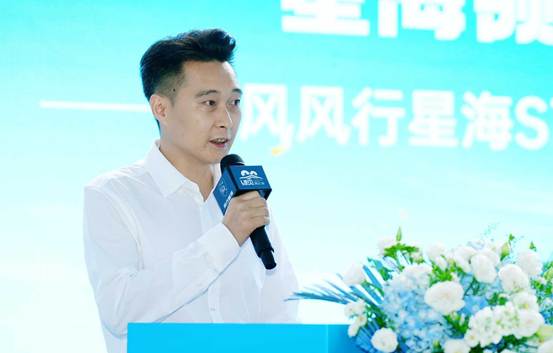 人拿着手机  AI 生成的内容可能不正确。