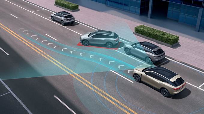 公路上的汽车  描述已自动生成