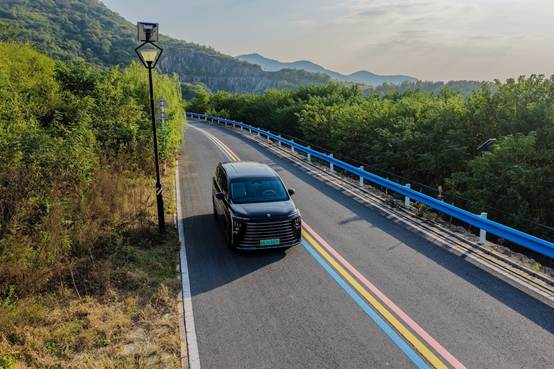 公路上的汽车  AI 生成的内容可能不正确。