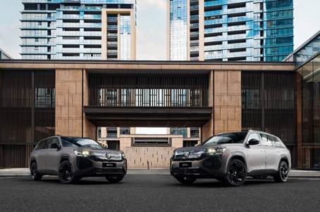 街道边的建筑和汽车  AI 生成的内容可能不正确。