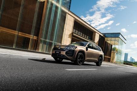 街道边的彩绘汽车  AI 生成的内容可能不正确。