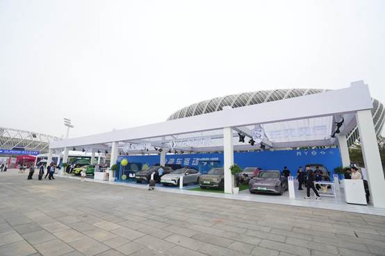 图片包含 户外, 人们, 飞机, 飞机场 AI 生成的内容可能不正确。