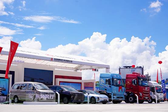 街道边的蓝色卡车 AI 生成的内容可能不正确。