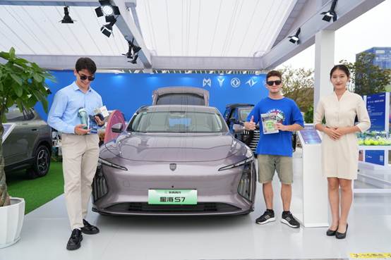 人站在汽车旁 AI 生成的内容可能不正确。