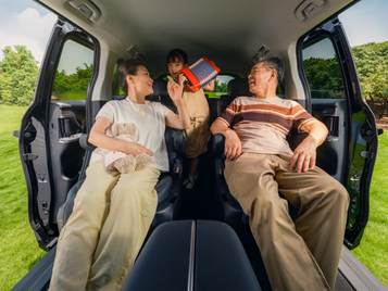 一群人在车里 AI 生成的内容可能不正确。