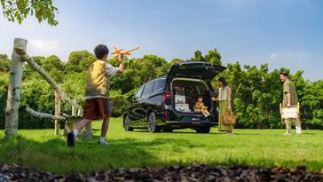 一些人在草地上 AI 生成的内容可能不正确。