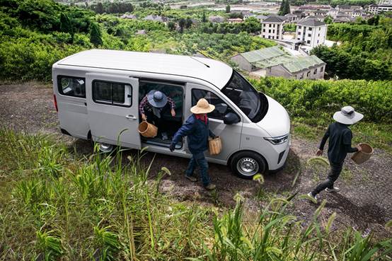 人站在车旁边  AI 生成的内容可能不正确。