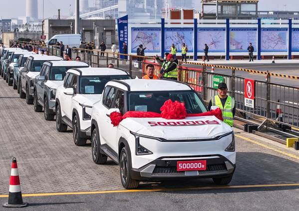 等待上船的起亚汽车