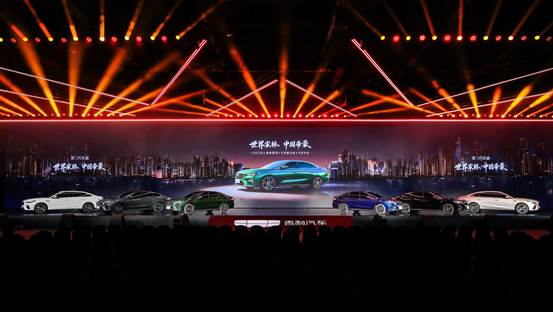 夜晚亮着灯的摩天轮  AI 生成的内容可能不正确。