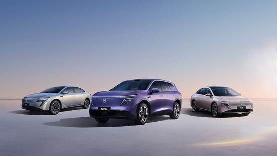 汽车在公路上行驶 描述已自动生成