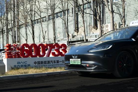 汽车行驶在路上  描述已自动生成