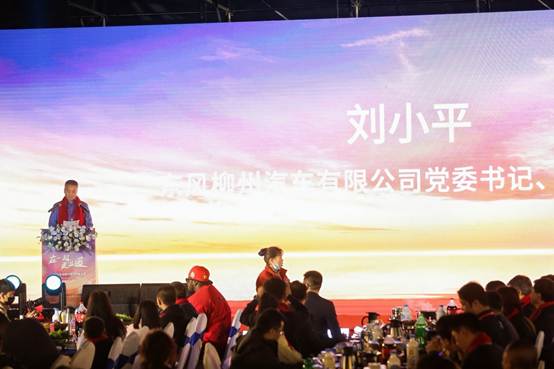 一群人站在台上  AI 生成的内容可能不正确。