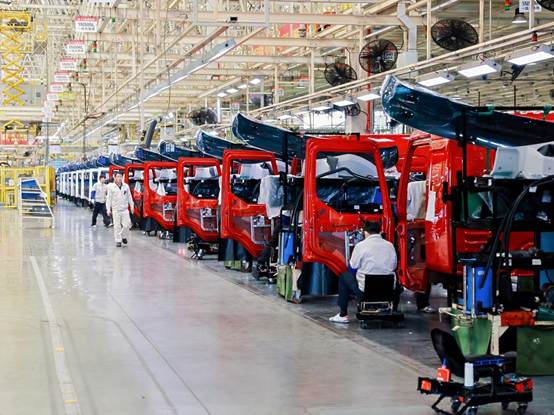 几个人在火车旁  AI 生成的内容可能不正确。