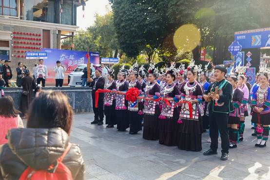 许多人在街道上  AI 生成的内容可能不正确。