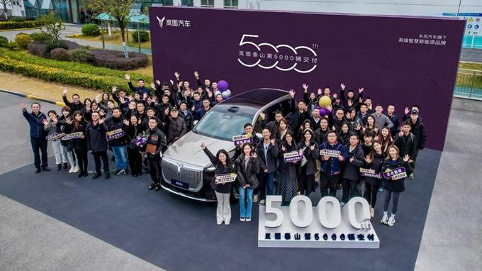 一群人站在台上 AI 生成的内容可能不正确。