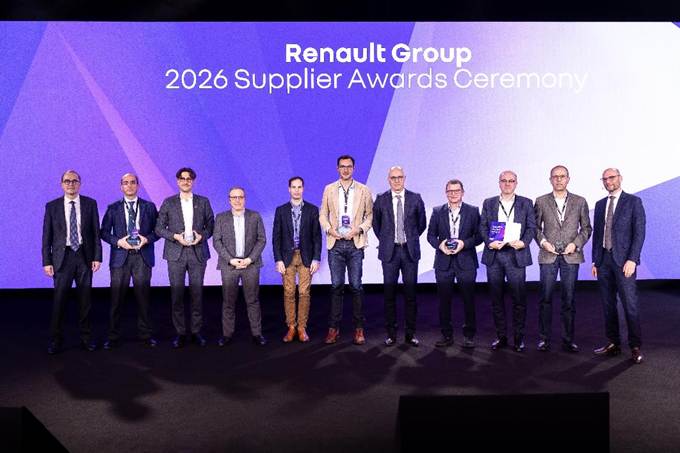 一群人站在台上  AI 生成的内容可能不正确。