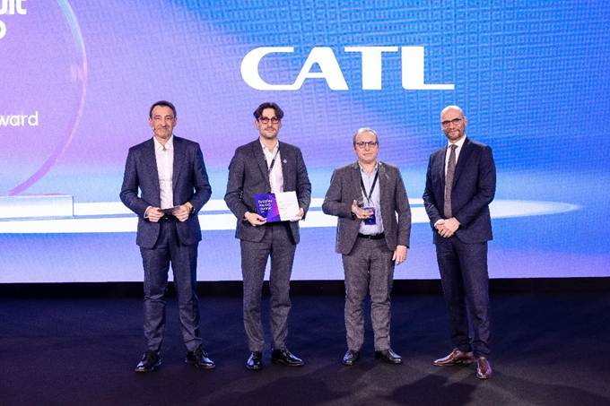 一群穿着西装的人站在一起  AI 生成的内容可能不正确。