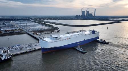 满载奇瑞出口车辆的滚装船