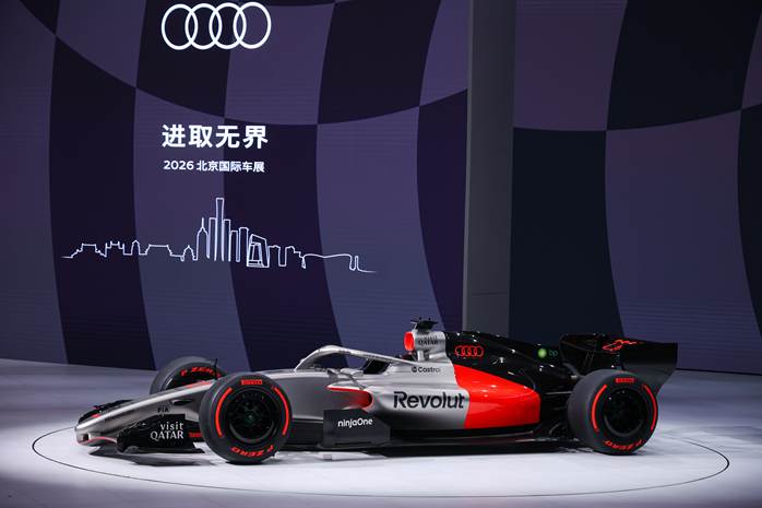 2、车展现场,奥迪F1展车R26惊艳亮相